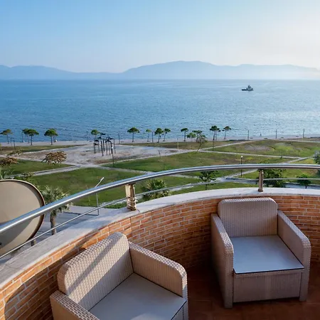 Beachfront 3 Bedroom With Sea View Daire *