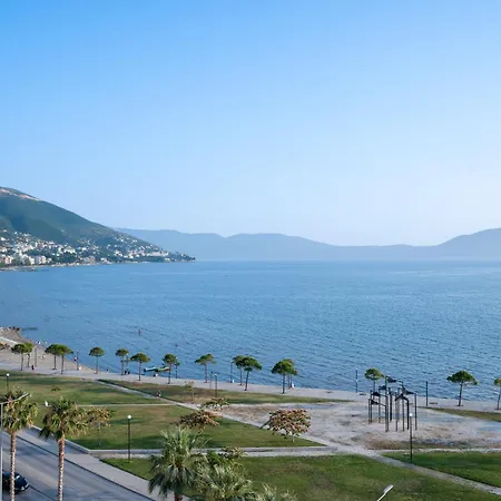 Beachfront 3 Bedroom With Sea View Daire *