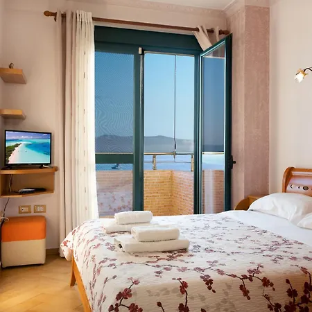 Beachfront 3 Bedroom With Sea View Avlonya