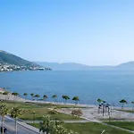 Beachfront 3 Bedroom With Sea View Apartament *