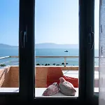 Beachfront 3 Bedroom With Sea View *
