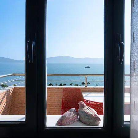 Beachfront 3 Bedroom With Sea View *